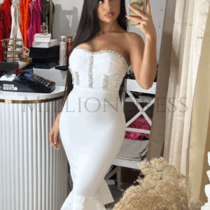 Fodros ruha csillogós kövekkel